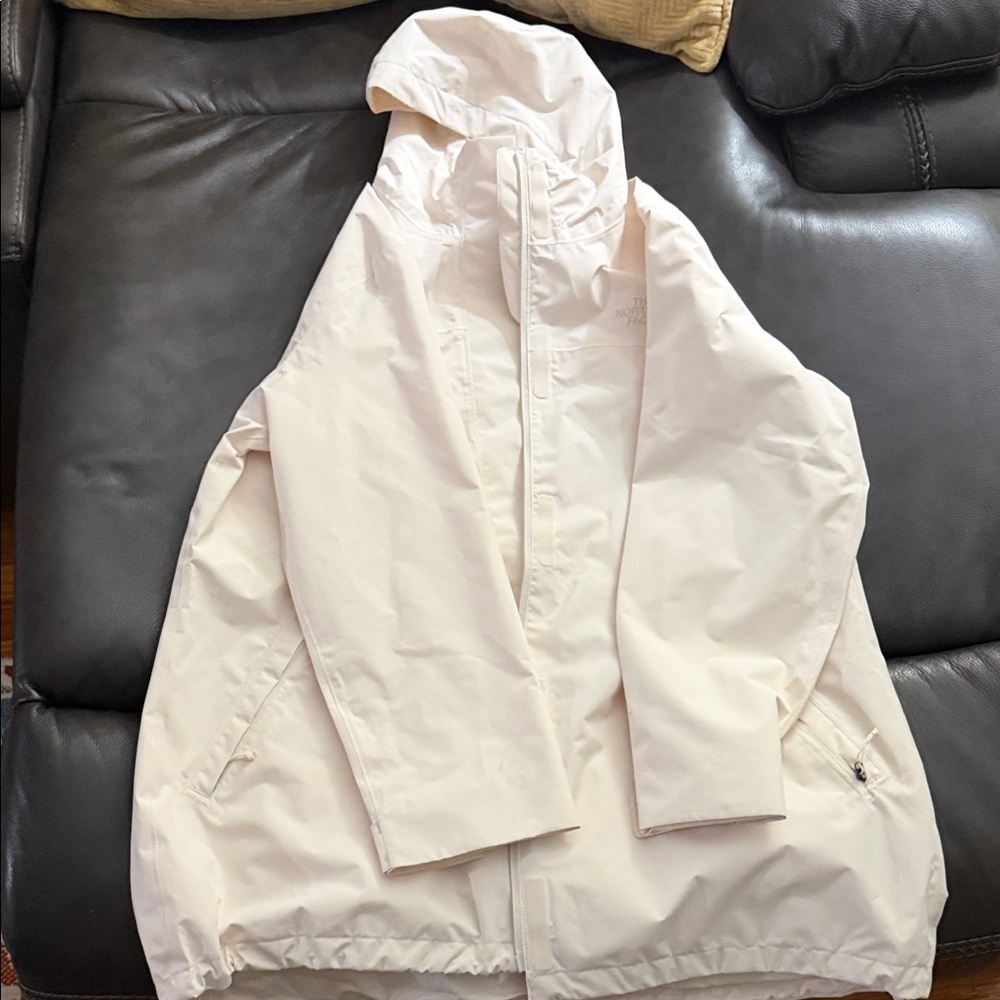 The North Face Women's dryvent Jacket in Cream - Picture 3 of 9
